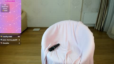 Snapshot of lily__love chatting on December 5, 4:23 pm LILY online show from December 5, 4:23 pm