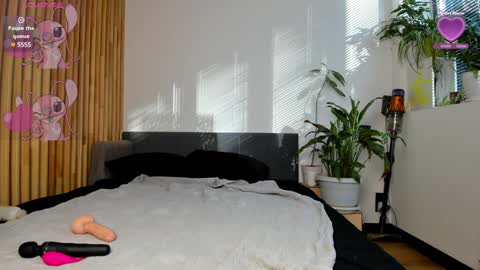 Snapshot of lily__love chatting on January 10, 8:18 am LILY online show from January 10, 8:18 am