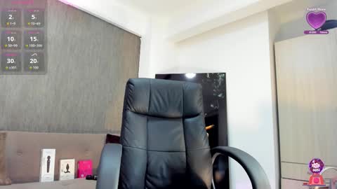 Snapshot of lily_cash1 chatting on October 18, 7:14 pm lily_cash1 online show from October 18, 7:14 pm
