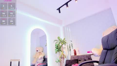 lily_cash1 online show from April 15, 7:58 pm