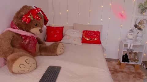 lily_hiill online show from December 17, 6:36 pm