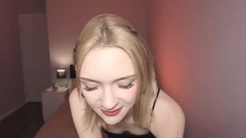 Snapshot of lily_moony chatting on March 3, 12:06 am Lily online show from March 3, 12:06 am