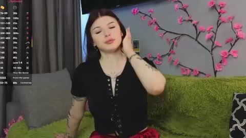 Snapshot of lily_qute chatting on June 21, 10:18 am Lily online show from June 21, 10:18 am