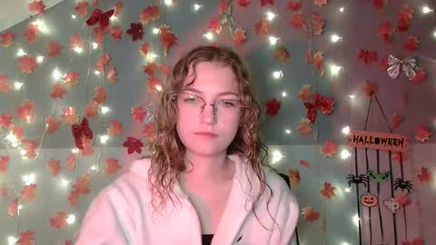 Snapshot of lily_tayberry chatting on October 3, 6:10 am small lily online show from October 3, 6:10 am