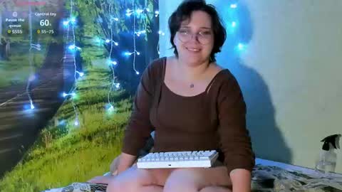 Snapshot of lily_violettt chatting on August 4, 8:00 pm Lily online show from August 4, 8:00 pm