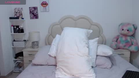 Snapshot of lilyjacksonn chatting on February 17, 10:58 pm Lily.. online show from February 17, 10:58 pm
