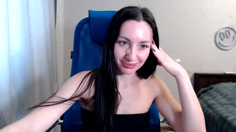 Snapshot of lilymellow chatting on December 12, 6:25 am Lily online show from December 12, 6:25 am