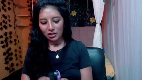 Snapshot of lilymoon_018 chatting on May 4, 1:18 pm lilymoon_018 online show from May 4, 1:18 pm