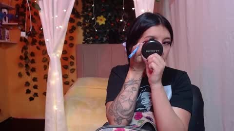 Snapshot of lilymoon_018 chatting on May 11, 1:17 pm lilymoon_018 online show from May 11, 1:17 pm