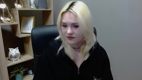 Lily online show from February 3, 8:52 am