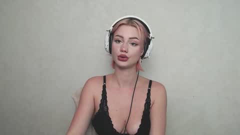 linacute52 online show from October 10, 11:09 am