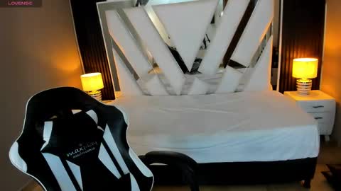  Linda  online show from November 23, 1:00 pm