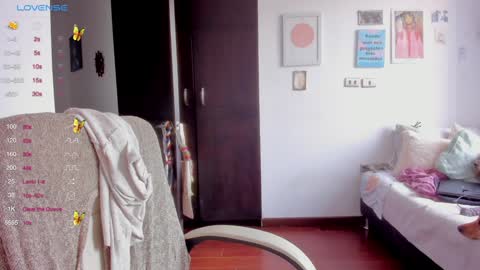 Giggles  online show from January 10, 2:13 pm