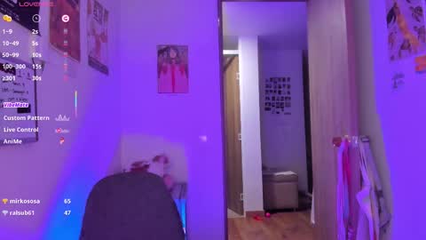 Giggles  online show from February 6, 11:52 pm