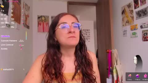 Giggles  online show from May 27, 2:14 pm