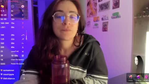 Giggles  online show from May 29, 3:15 am