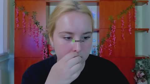 Snapshot of linda_lynx chatting on July 17, 9:05 am linda_lynx online show from July 17, 9:05 am