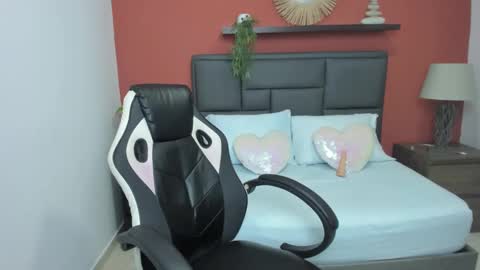 L I N D A online show from December 19, 1:07 pm