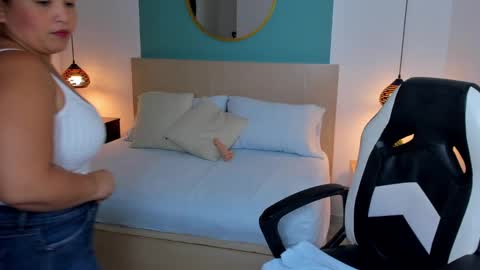 L I N D A online show from January 9, 7:18 pm