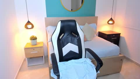 L I N D A online show from January 15, 7:12 pm