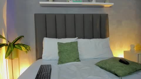 L I N D A online show from November 22, 3:49 am