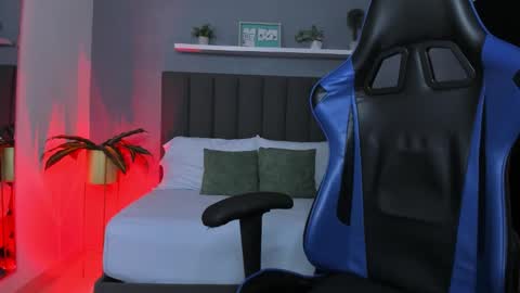 L I N D A online show from December 2, 2:17 am