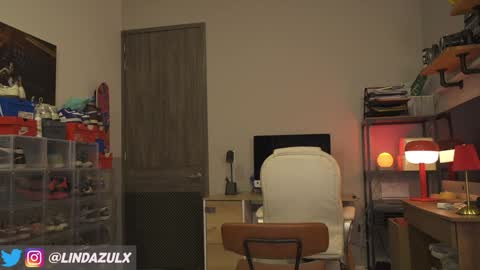 Snapshot of lindabluee chatting on October 18, 1:08 am Nia online show from October 18, 1:08 am
