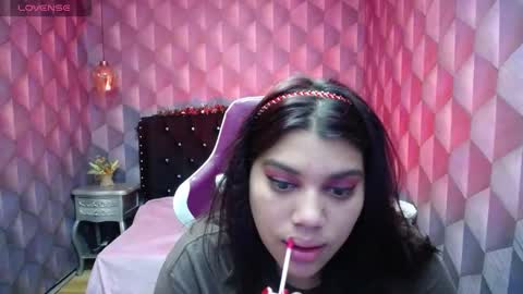 Snapshot of lindabreexlove chatting on December 26, 2:22 am    online show from December 26, 2:22 am