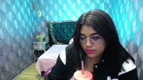 Snapshot of lindabreexlove chatting on January 7, 10:32 am    online show from January 7, 10:32 am
