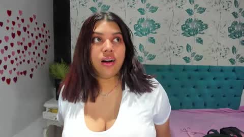 Snapshot of lindabreexlove chatting on January 22, 4:44 pm    online show from January 22, 4:44 pm