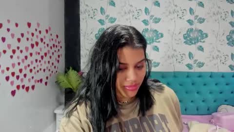Snapshot of lindabreexlove chatting on February 6, 6:35 pm    online show from February 6, 6:35 pm