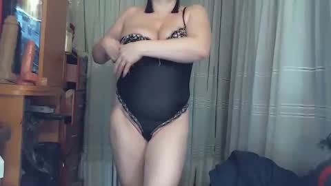 Snapshot of lindasweet53 chatting on November 15, 10:01 am lindasweet53 online show from November 15, 10:01 am