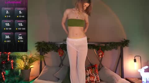 Snapshot of lindathacker chatting on December 17, 4:45 am your Linda is back online show from December 17, 4:45 am