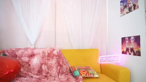 Snapshot of lindseywest chatting on February 14, 10:49 am Lindsey online show from February 14, 10:49 am