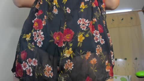 Snapshot of lisa_gerrard_ chatting on January 5, 3:45 pm Lisa  online show from January 5, 3:45 pm