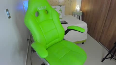 Snapshot of lisa_gerrard_ chatting on January 29, 12:45 pm Lisa  online show from January 29, 12:45 pm