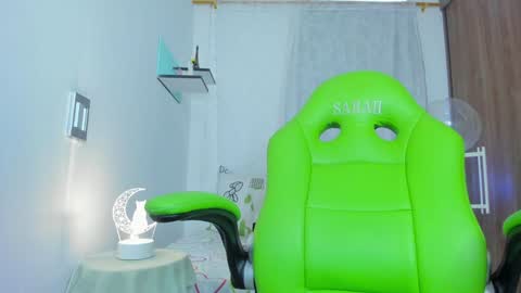 Snapshot of lisa_gerrard_ chatting on February 5, 4:47 pm Lisa  online show from February 5, 4:47 pm