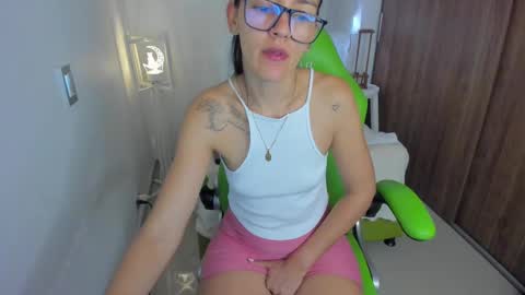 Snapshot of lisa_gerrard_ chatting on March 10, 3:30 pm Lisa  online show from March 10, 3:30 pm