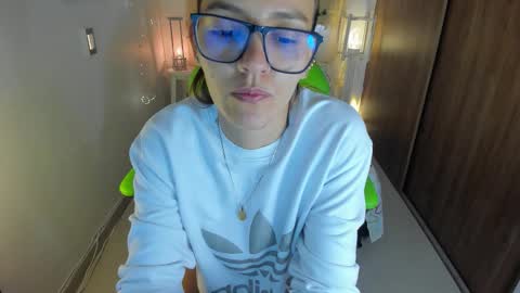 Snapshot of lisa_gerrard_ chatting on October 13, 5:13 pm Lisa  online show from October 13, 5:13 pm