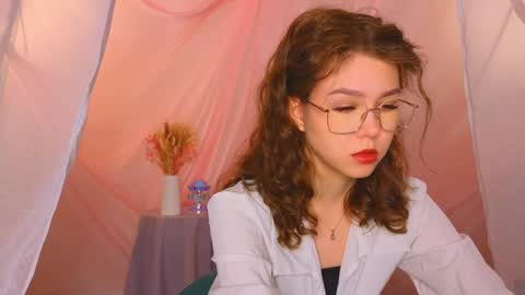 Snapshot of lisa_roses chatting on January 28, 2:32 am Lisa online show from January 28, 2:32 am