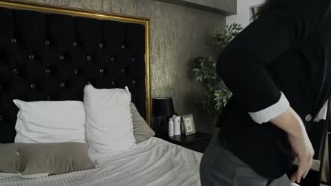 lisacroft online show from February 8, 9:56 am