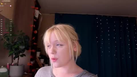 -Lisa- Help me to reach 100 thumbs up3 online show from November 22, 9:03 pm