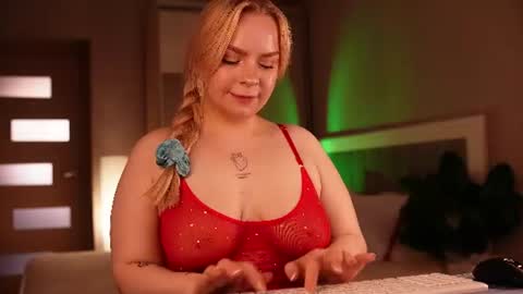 Snapshot of lisalovesweet chatting on July 4, 5:57 am Lisa online show from July 4, 5:57 am