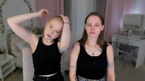 Snapshot of lisaluve chatting on April 4, 9:12 pm Lisa blonde Alisa brunette online show from April 4, 9:12 pm