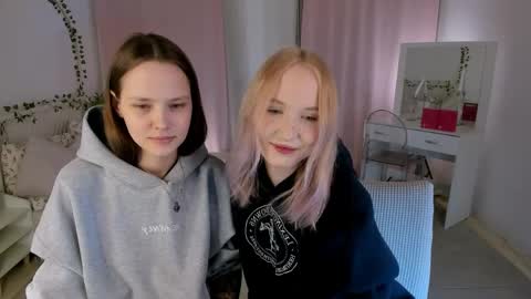 Snapshot of lisaluve chatting on April 10, 6:56 pm Lisa blonde Alisa brunette online show from April 10, 6:56 pm