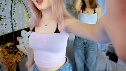 Snapshot of lisaluve chatting on April 17, 6:33 pm Lisa blonde Alisa brunette online show from April 17, 6:33 pm