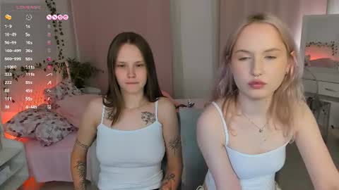 Snapshot of lisaluve chatting on June 11, 12:32 am Lisa blonde Alisa brunette online show from June 11, 12:32 am