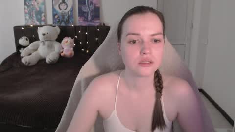 Snapshot of little__flowers chatting on May 27, 8:11 am little__flowers online show from May 27, 8:11 am