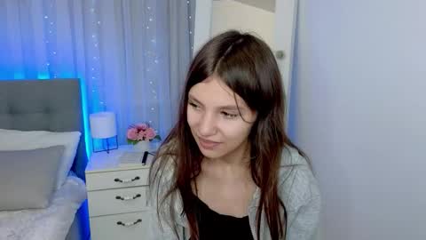 Snapshot of little__lunaa chatting on November 13, 12:04 pm online show from November 13, 12:04 pm