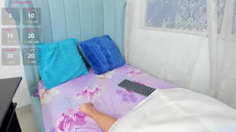 Snapshot of littleblonde_ chatting on November 27, 1:18 am online show from November 27, 1:18 am